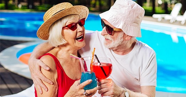 Deux personnes âgées s'amusent. | Photo : Shutterstock
