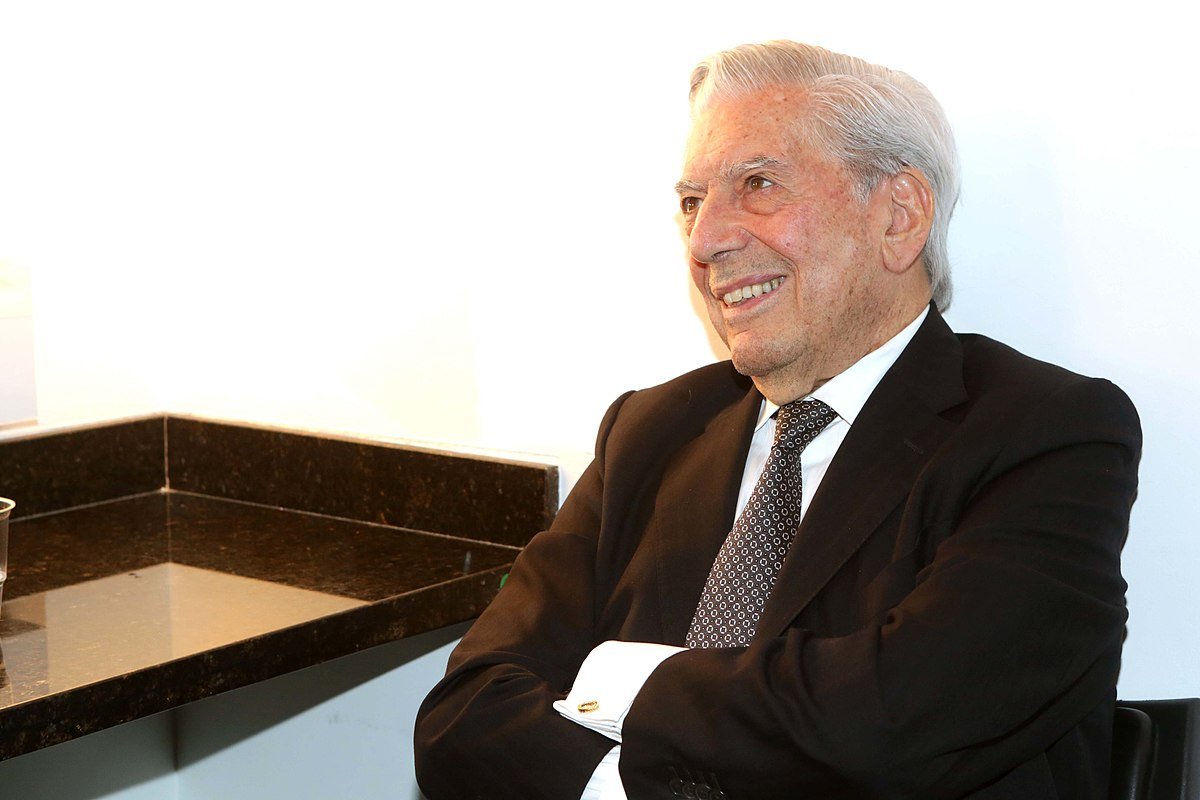 Escritor Mario Vargas Llosa se muestra sonriente | Foto: Wikimedia Commons