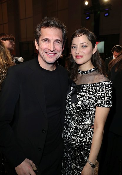 Guillaume Canet et Marion Cotillard lors de la soirée des Révélations des jeunes espoirs du cinéma français. | Photo : Getty Images.