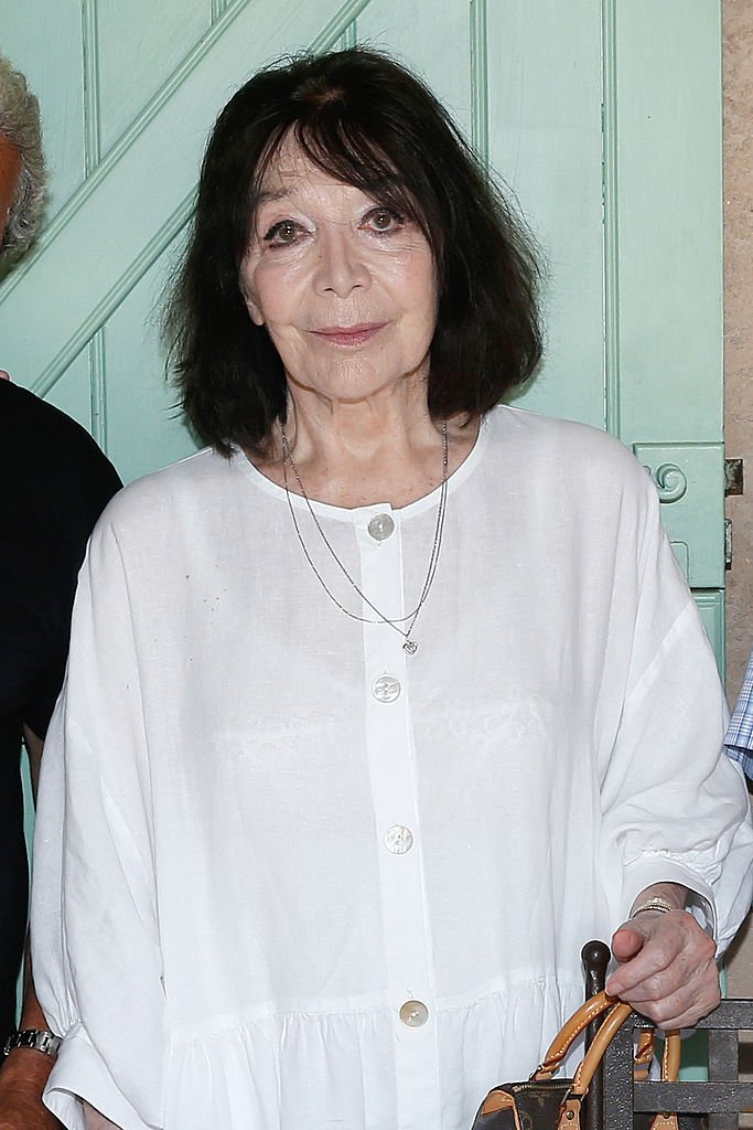 Juliette Greco participe à un déjeuner chez Jacqueline Franjou le 4 août 2013 à Ramatuelle, France. | Photo : Getty Images