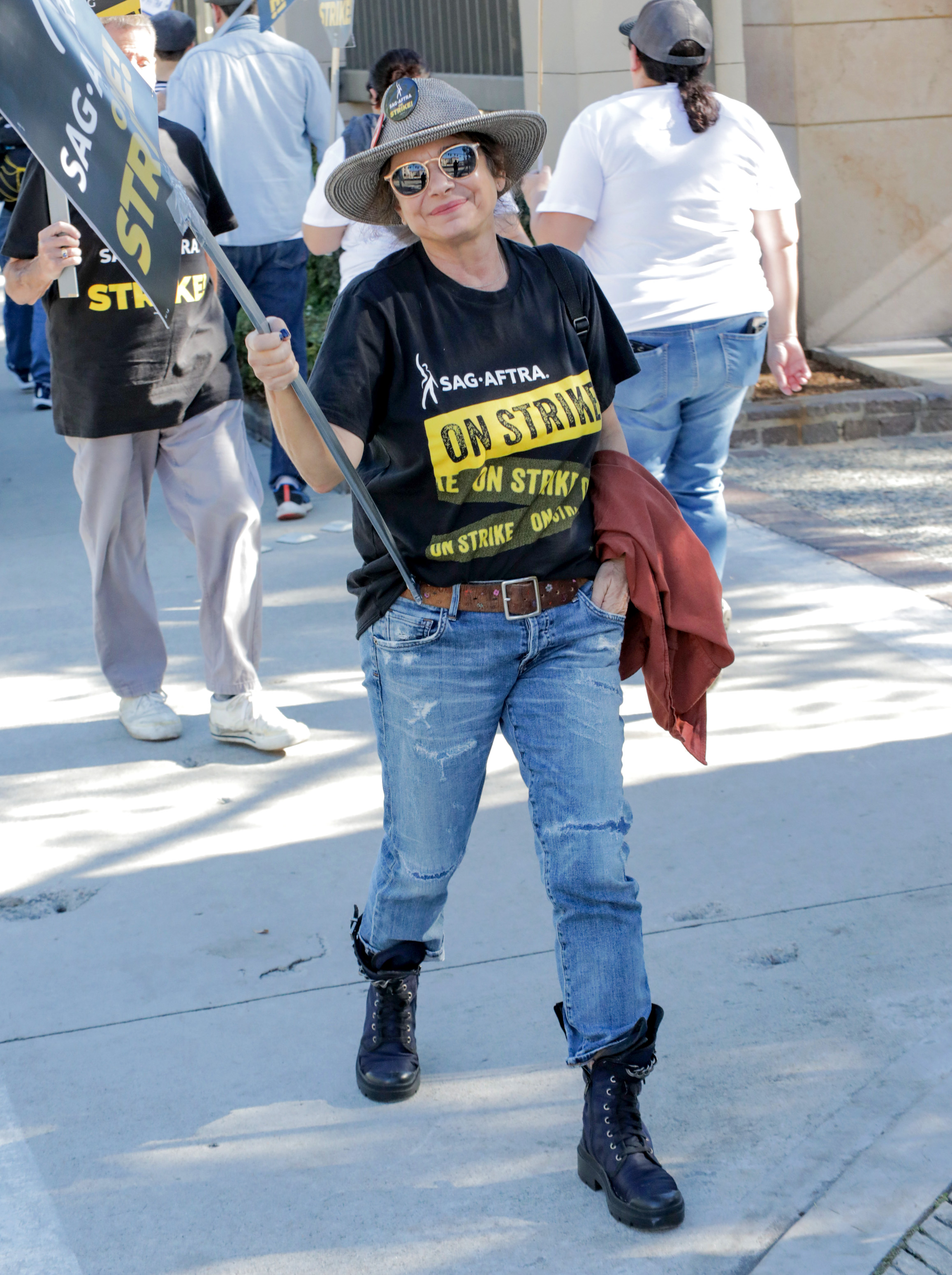 Laura San Giacomo joins the picket line outside Warner Bros. Studios on October 17, 2023 | Source: Getty Images
