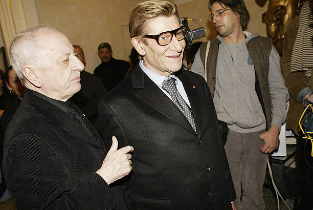 Pierre Bergé e Yves Saint Laurent en la ceremonia de apertura de la Fundación Yves Saint en 2004. Laurent en París | Foto: Getty Images