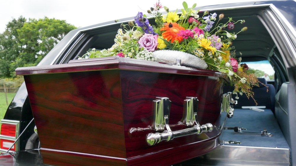 Cercueil transporté dans un corbillard. | Photo : Shutterstock