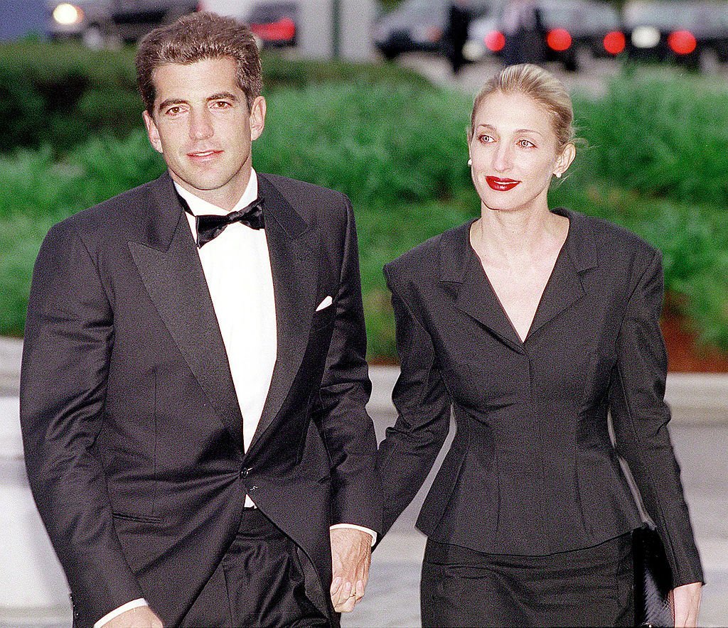John F. Kennedy, Jr. and his wife Carolyn Bessette Kennedy arrive at the annual John F. Kennedy Library Foundation dinner in May 1999 | Photo: Getty Images
