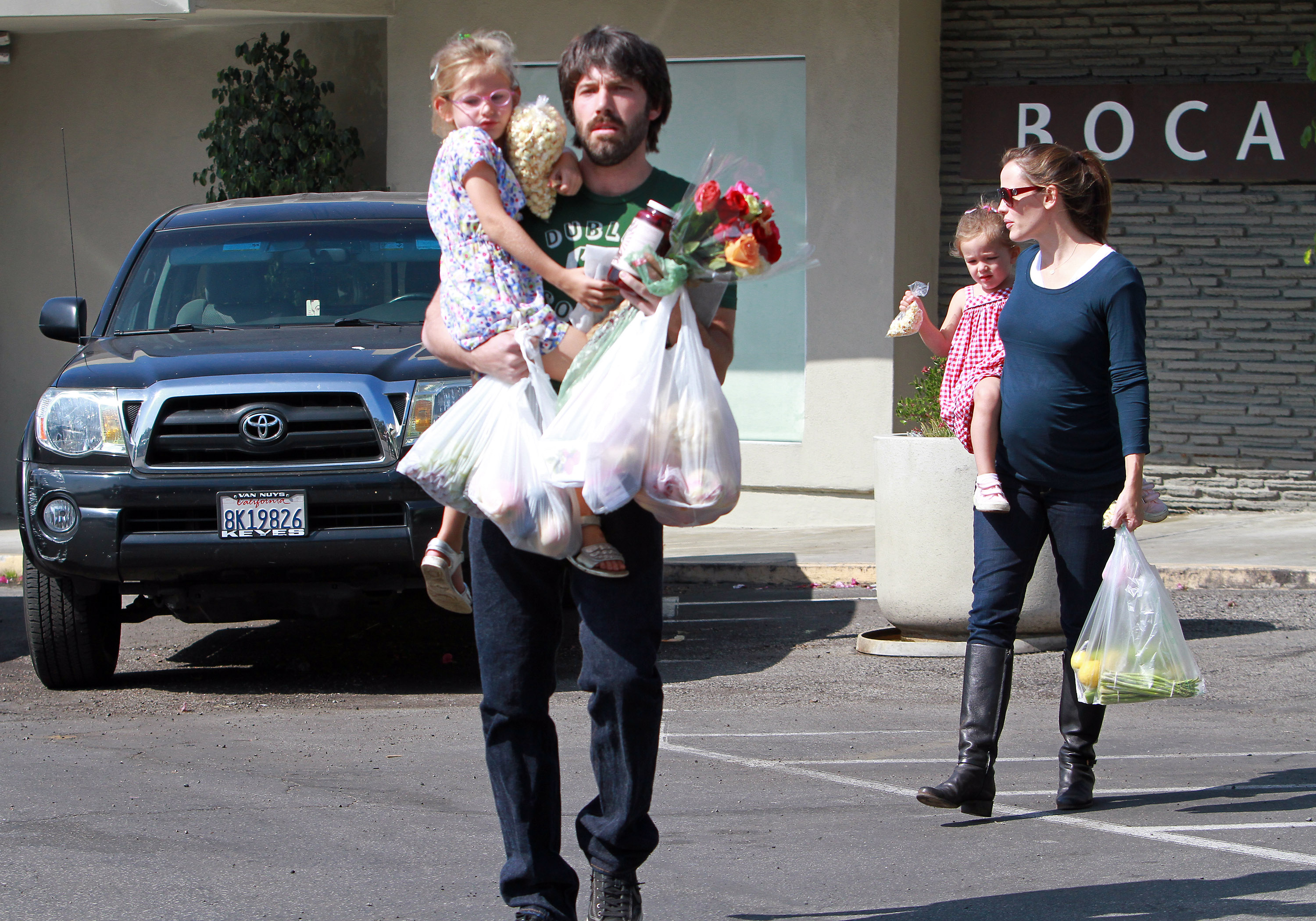 Violet Affleck, Ben Affleck, Jennifer Garner and Seraphina Affleck are seen in Brentwood Farmers Market on October 16, 2011, in Los Angeles, California. | Source: Getty Images