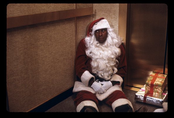 Scatman dressed as Santa Claus | Photo: GettyImages