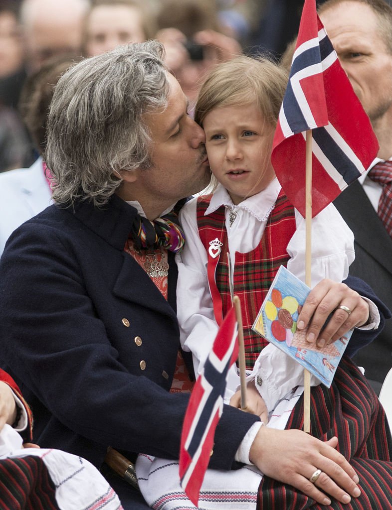 Ari Behn y su hija Leah Isadora en Londres, mayo de 2013. | Foto: Getty Images