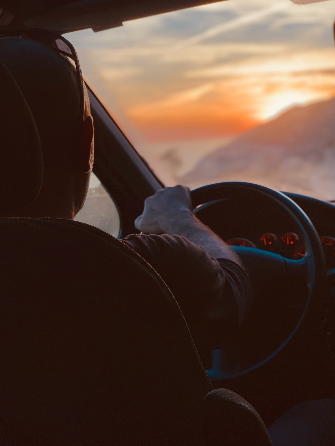 Un hombre sentado frente al volante de su vehículo. | Foto: Pexels