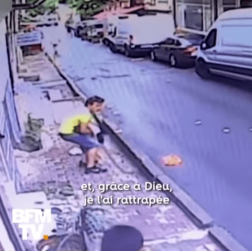 Un jeune homme avec une petite fille dans ses bras. | Photo : youtube/BFMTV