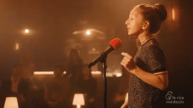 Betty-Lou lance un appel à dons pour Le Rire Médecin. | Photo : Youtube/LeRireMedecin