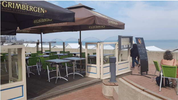 La terrasse du Bistrot Saint-André sur l’esplanade, à Mers-les-Bains.