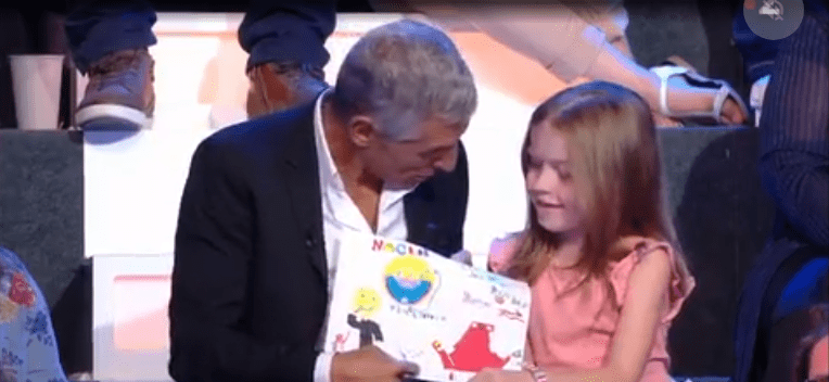 Nagui en train de parler avec une charmante petite fille sur le plateau de France 2. | Photo : vidéo/Gala