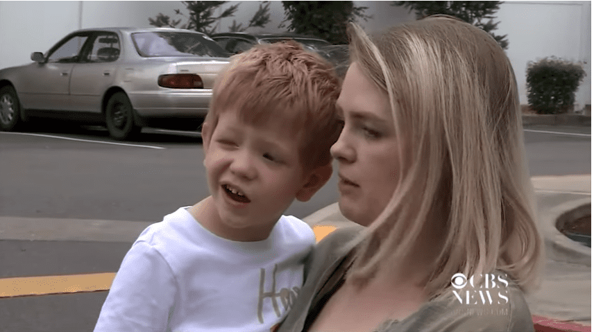 Jessi McCombs en train de porter son fils. | Photo : Youtube/MSNBC Jessi McCombs en train de porter son fils. | Photo : Youtube/MSNBC