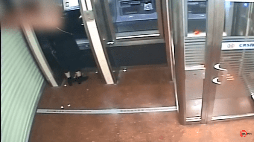 Le voleur rend tout l'argent à la femme après avoir vu que son solde bancaire est à zéro. | Photo : Youtube / CCTV tape Le voleur rend tout l'argent à la femme après avoir vu que son solde bancaire est à zéro. | Photo : Youtube / CCTV tape