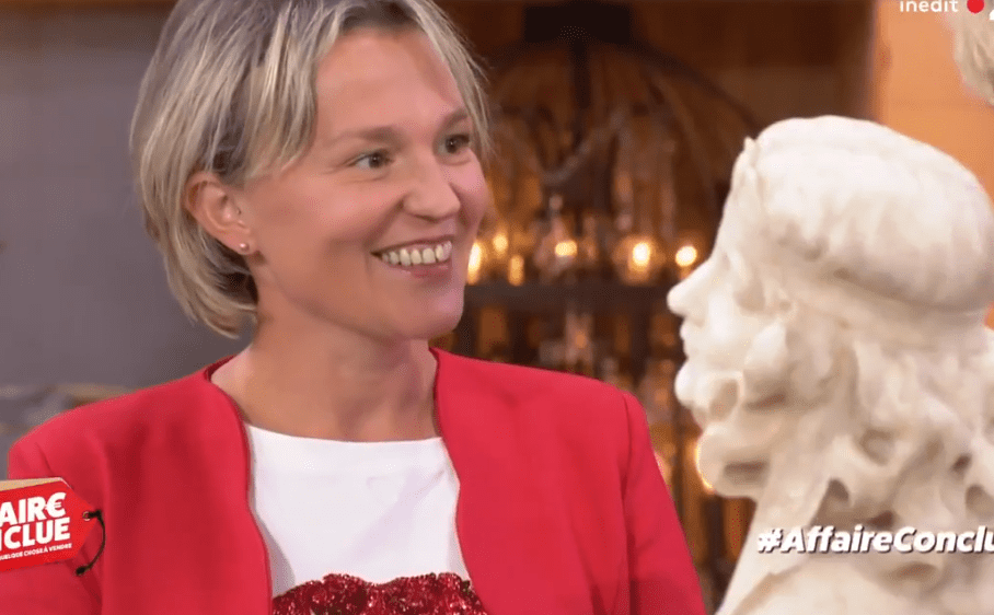 Une vendeuse discute avec Sophie Davant sur le plateau de France 2. | Photo : Vidéo/ Affaire conclue Une vendeuse discute avec Sophie Davant sur le plateau de France 2. | Photo : Vidéo/ Affaire conclue