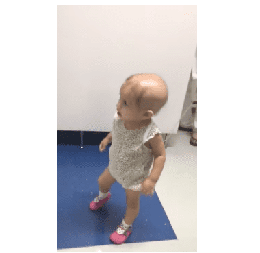 Une petite fille atteinte d'un cancer. | Photo : Youtube/ ViralHog Une petite fille atteinte d'un cancer. | Photo : Youtube/ ViralHog