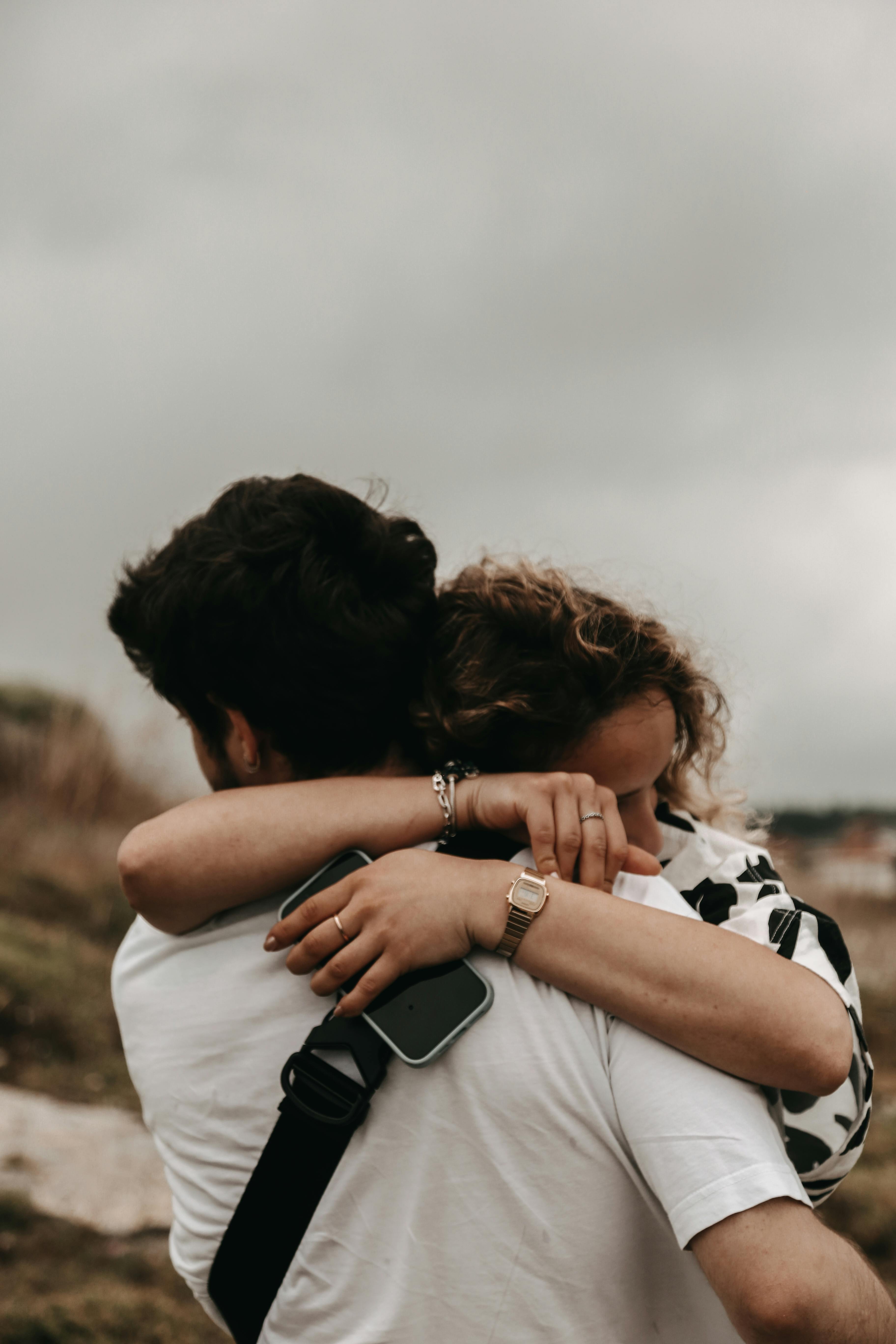 A couple hugging | Source: Pexels
