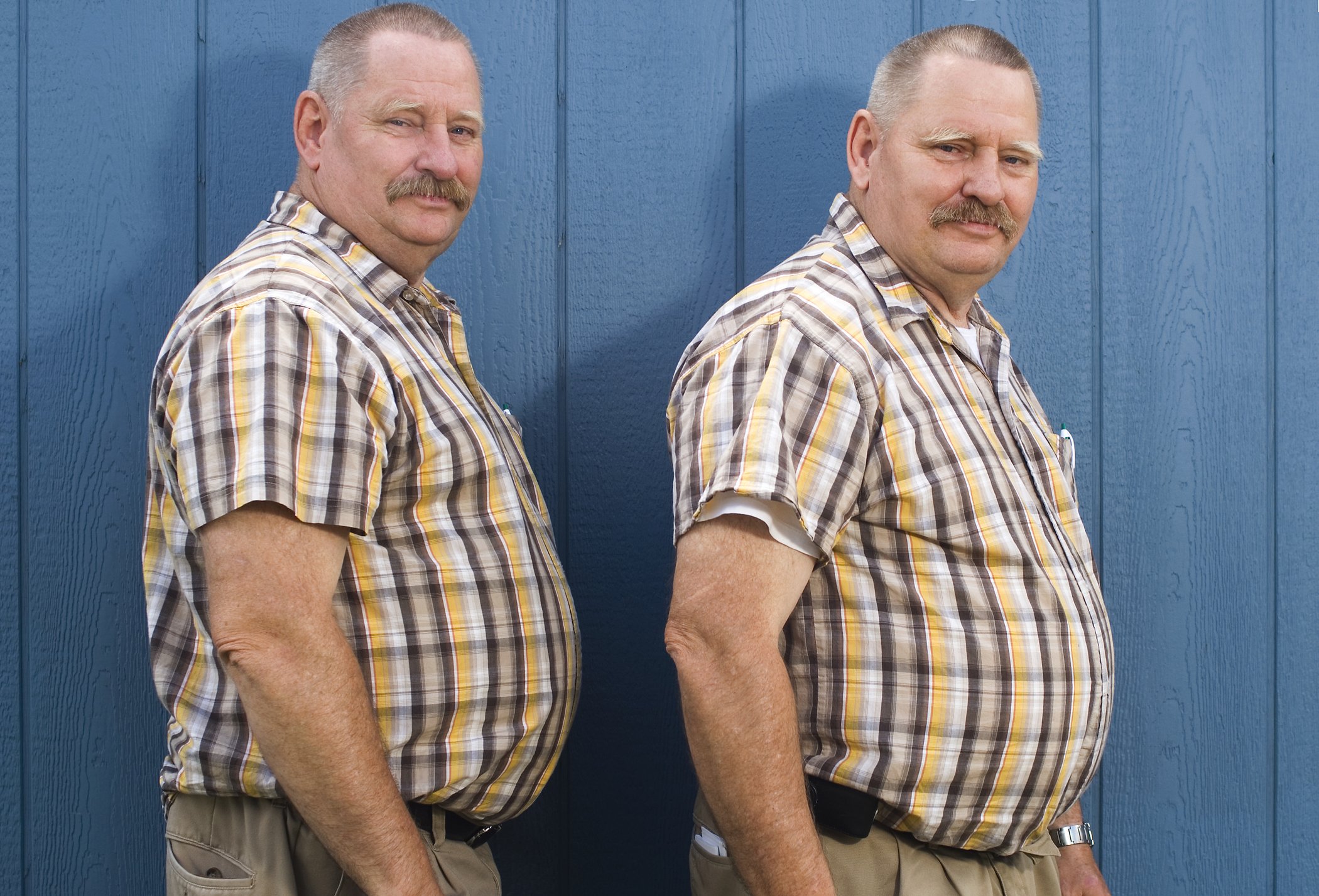 Identical senior twins wearing similar shirts | Photo: Getty Images 