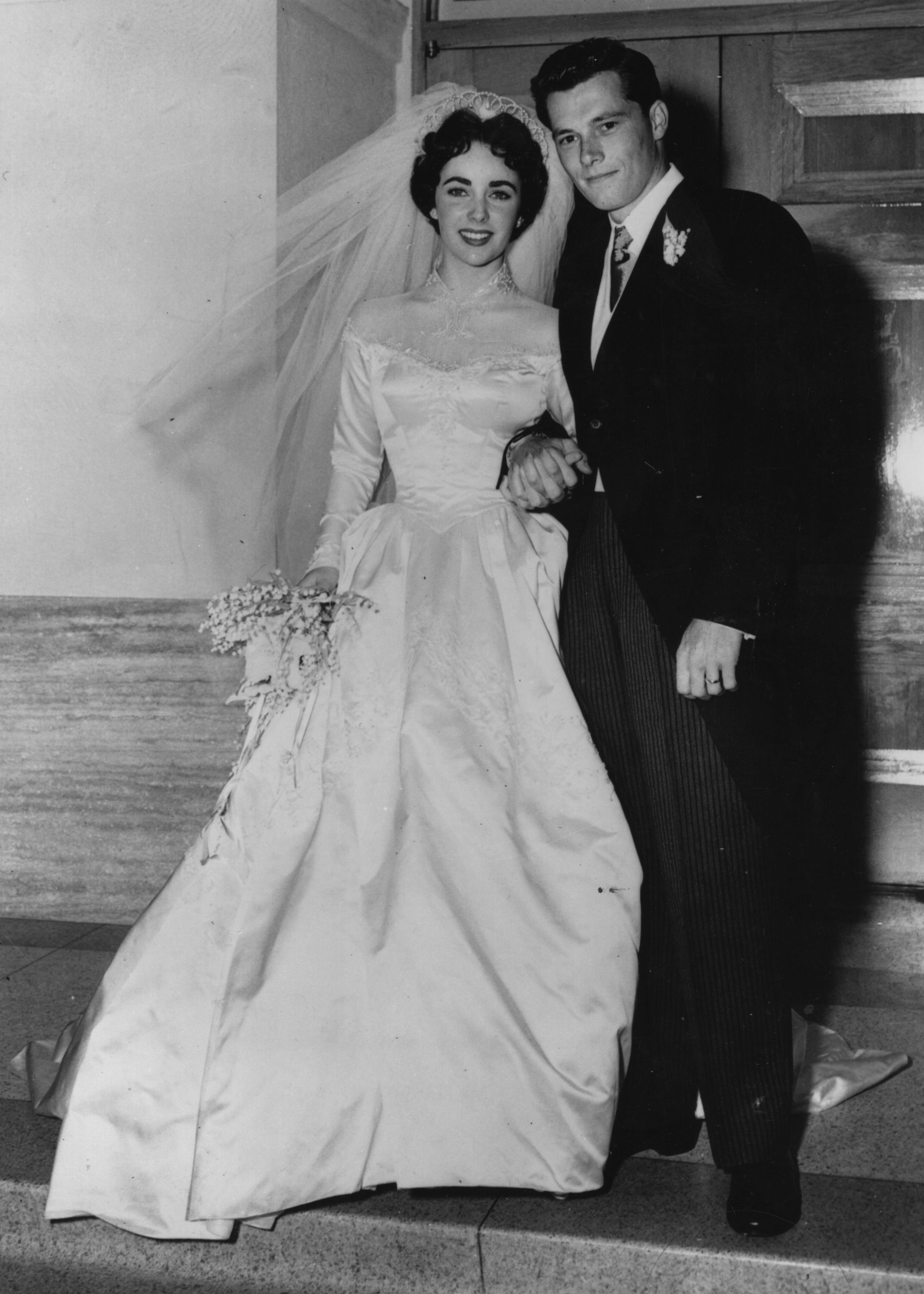Elizabeth Taylor y su primer esposo, el hotelero Conrad Hilton, posan tras su boda el 13 de mayo de 1950 en Hollywood | Foto: Getty Images