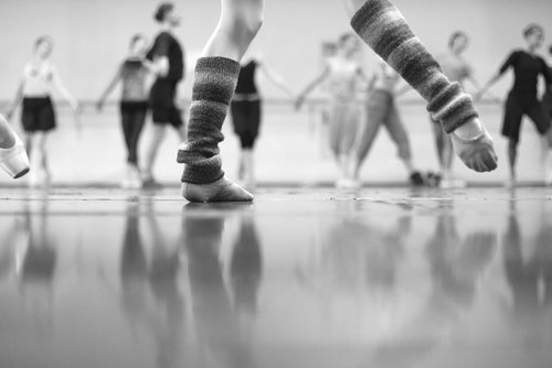 Schwarz-Weiß-Bild eines Tanzstudios | Quelle: Shutterstock