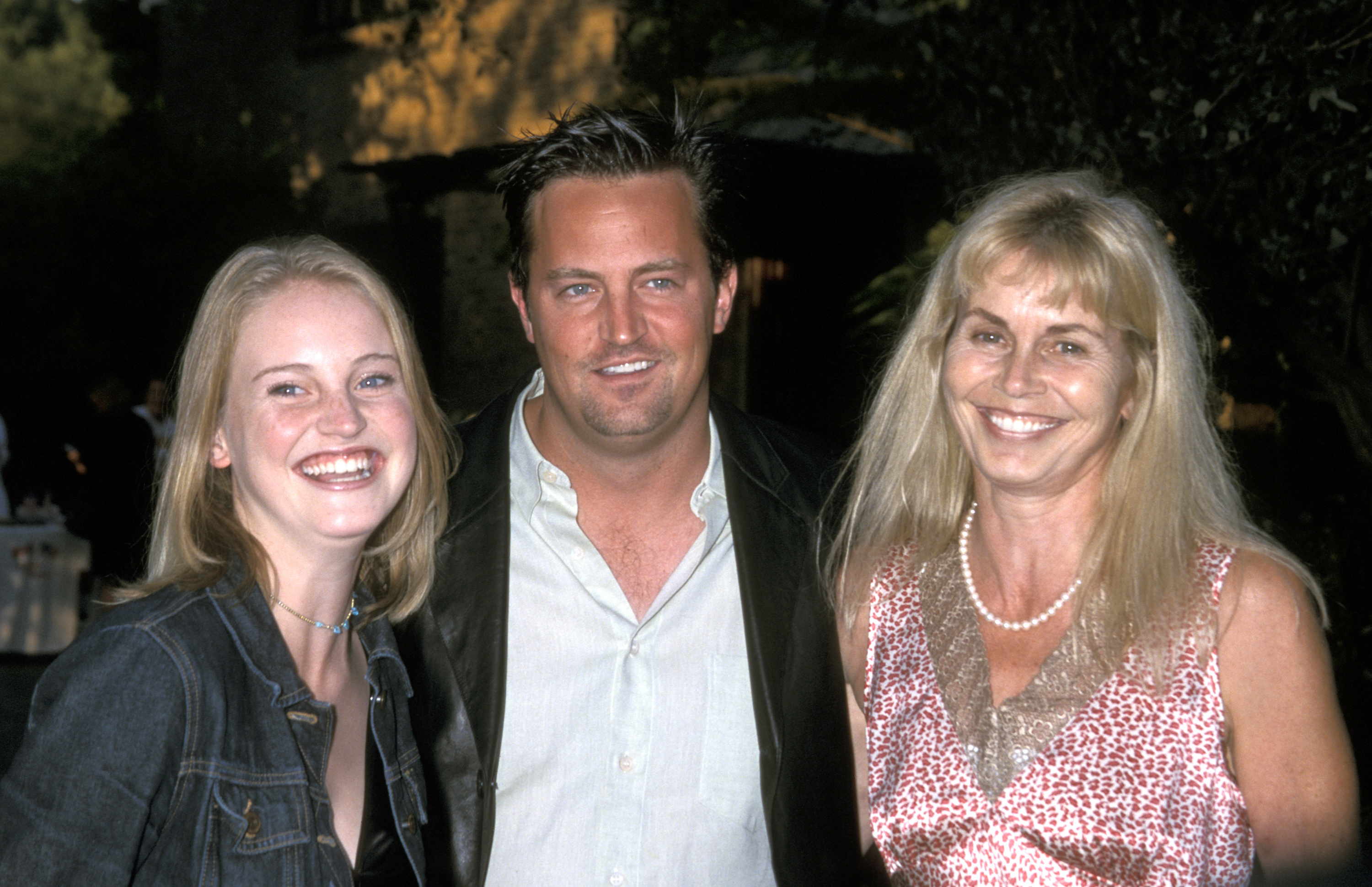 Matthew Perry, Emily Morrison, and Suzanne Morrison at the Tribute to Garnet "Ace" Bailey on October 3, 2001.| Source: Getty Images