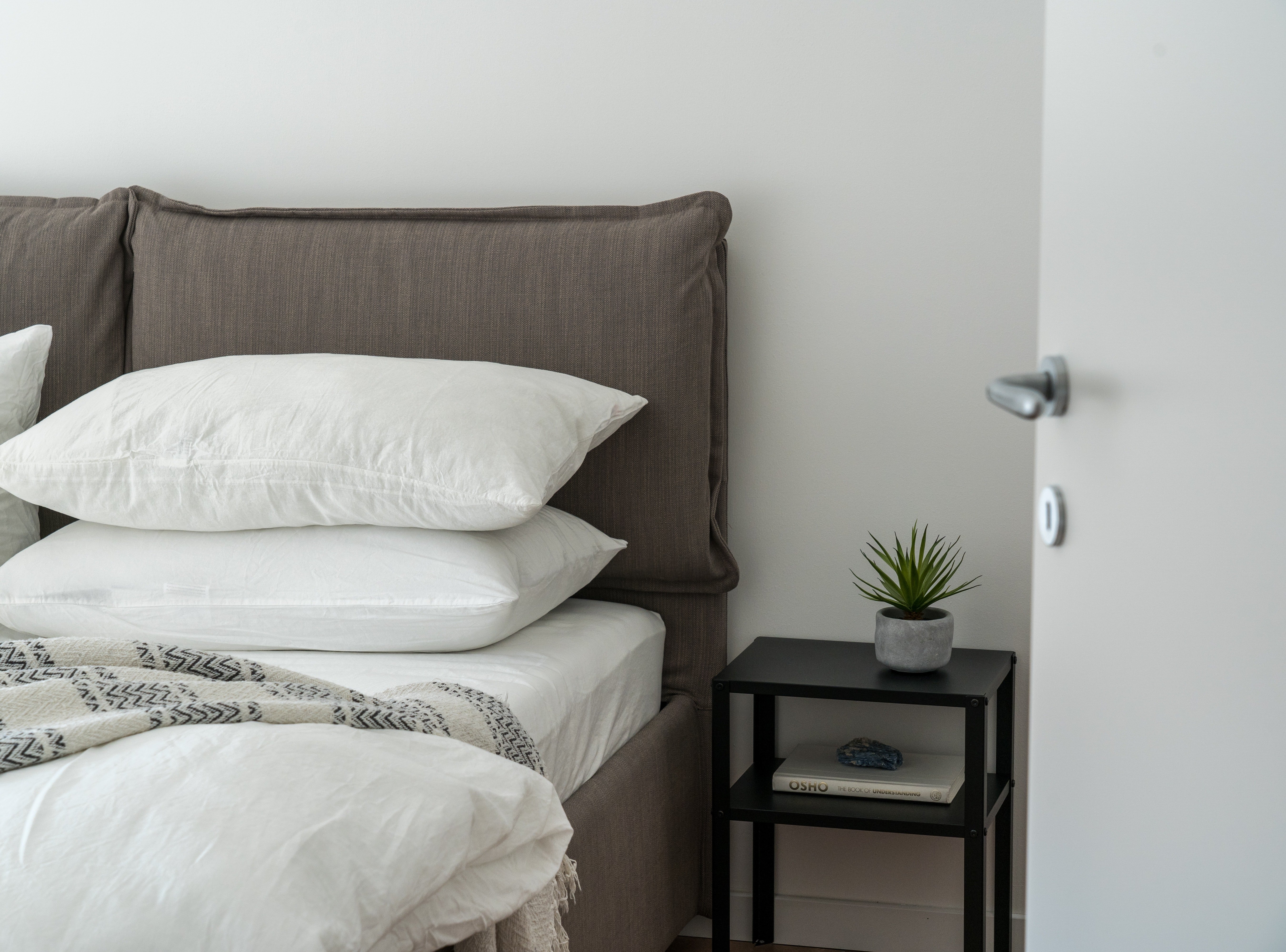 James and Anna prepared their guest bedroom for Nancy to sleep in. | Source: Pexels