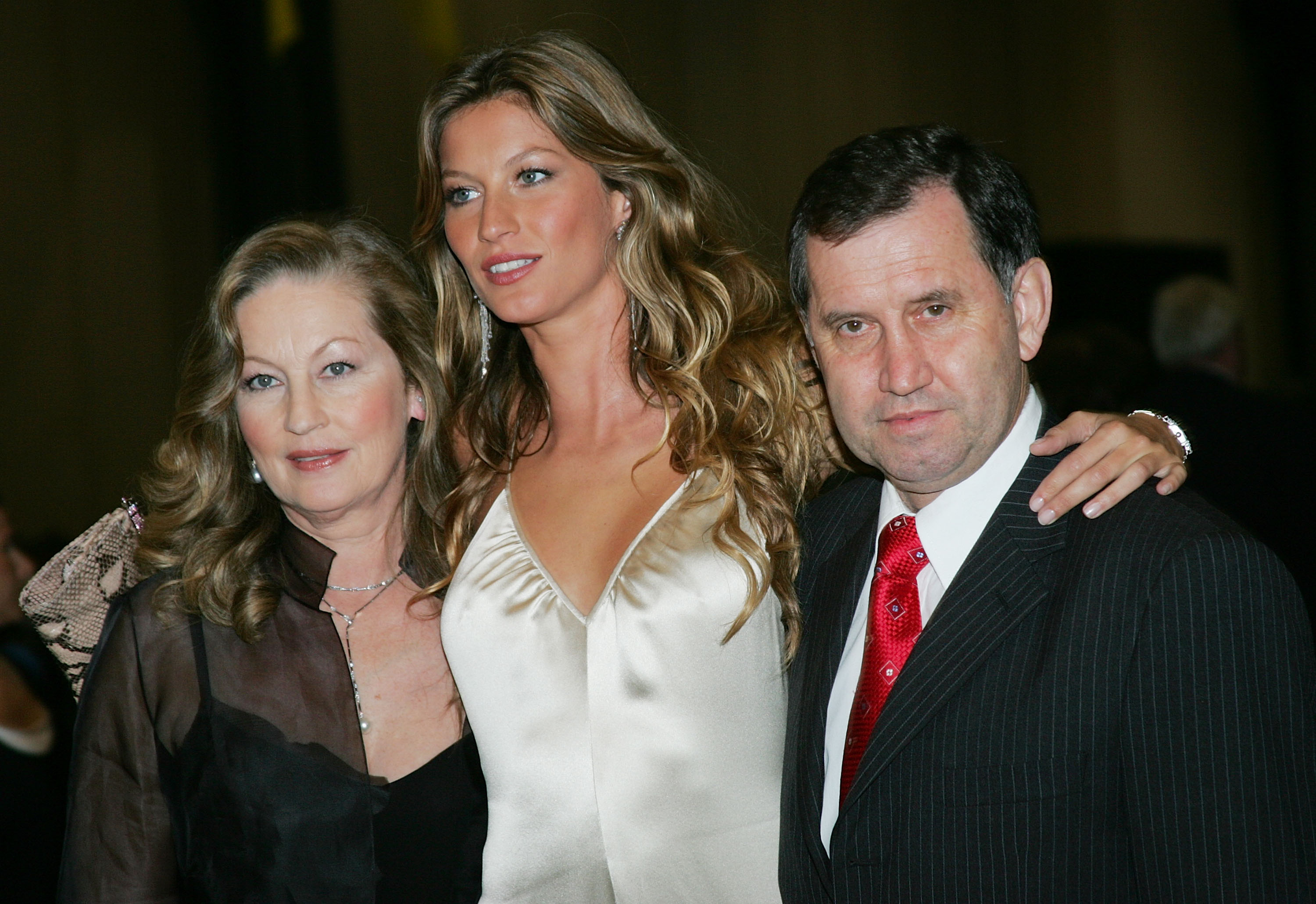 Vânia Nonnenmarcher, Gisele, and Valdir Bündchen at the premiere of "Taxi" in New York City on October 3, 2004 | Source: Getty Images