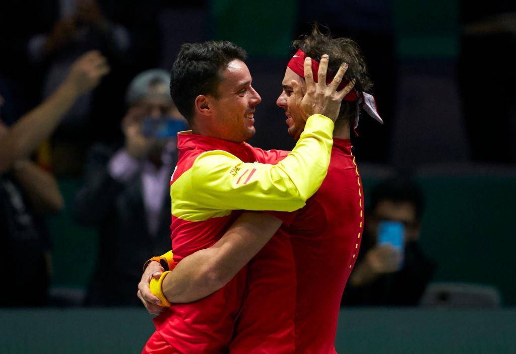 Roberto Bautista y Rafael Nadal de España celebran su victoria el séptimo día de la Copa David 2019. | Foto: Getty Images