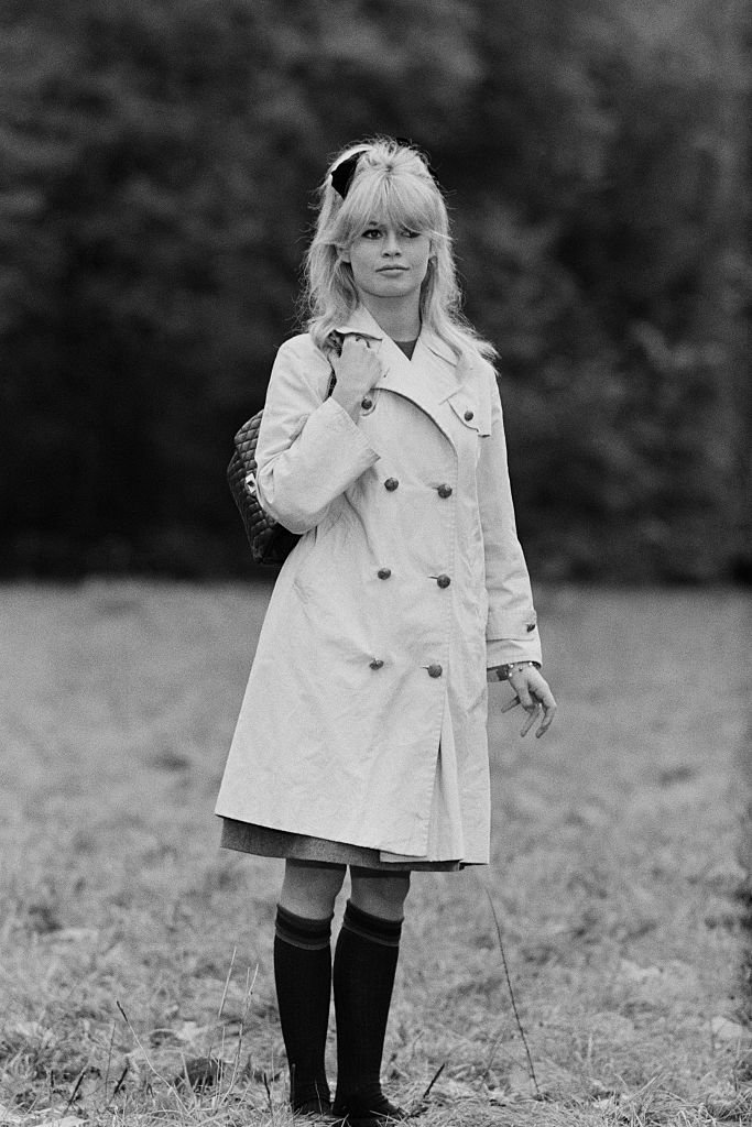 L'actrice française Brigitte Bardot sur le tournage du film Une Ravissante Idiote, réalisé par Edouard Molinaro. | Photo : Getty Images