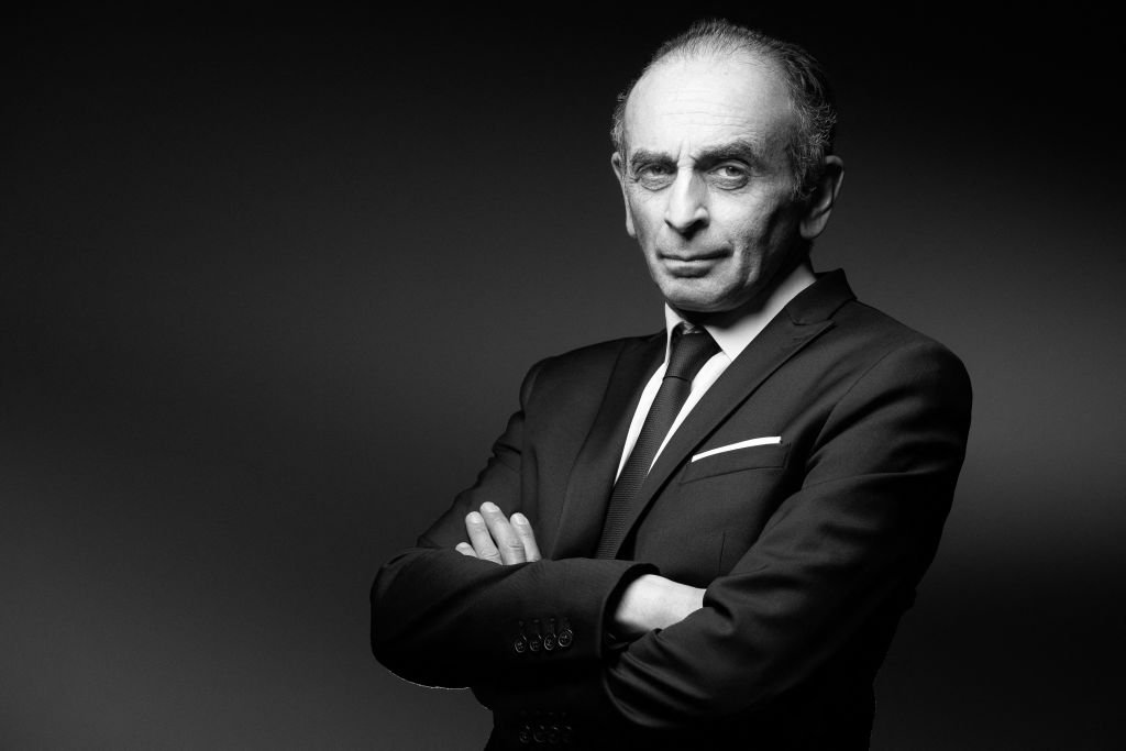L'idéologue d'extrême droite français Eric Zemmour pose lors d'une séance photo à Paris le 22 avril 2021. | Photo : Getty Images