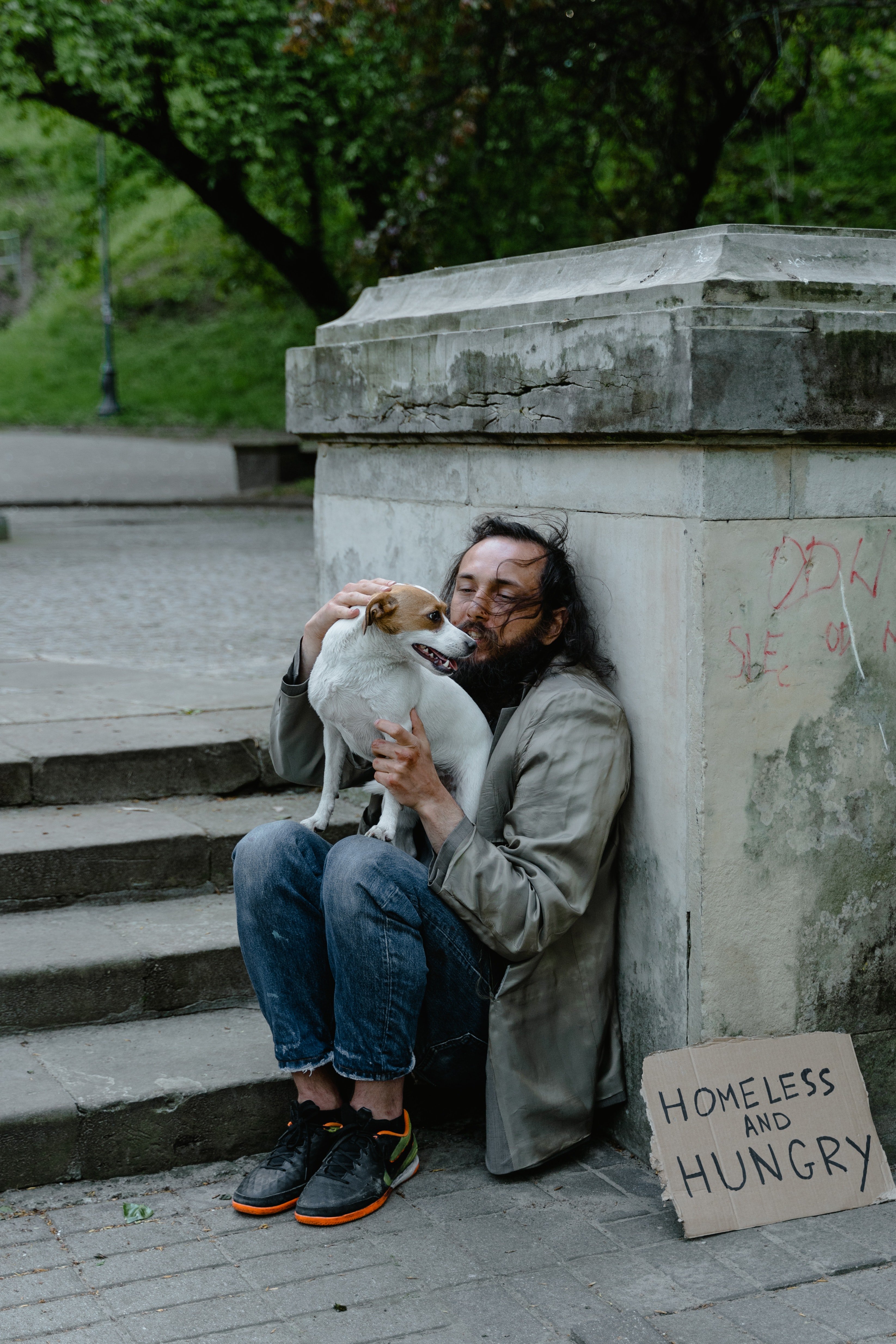 Hombre sin hogar con su perro. | Foto: Pexels