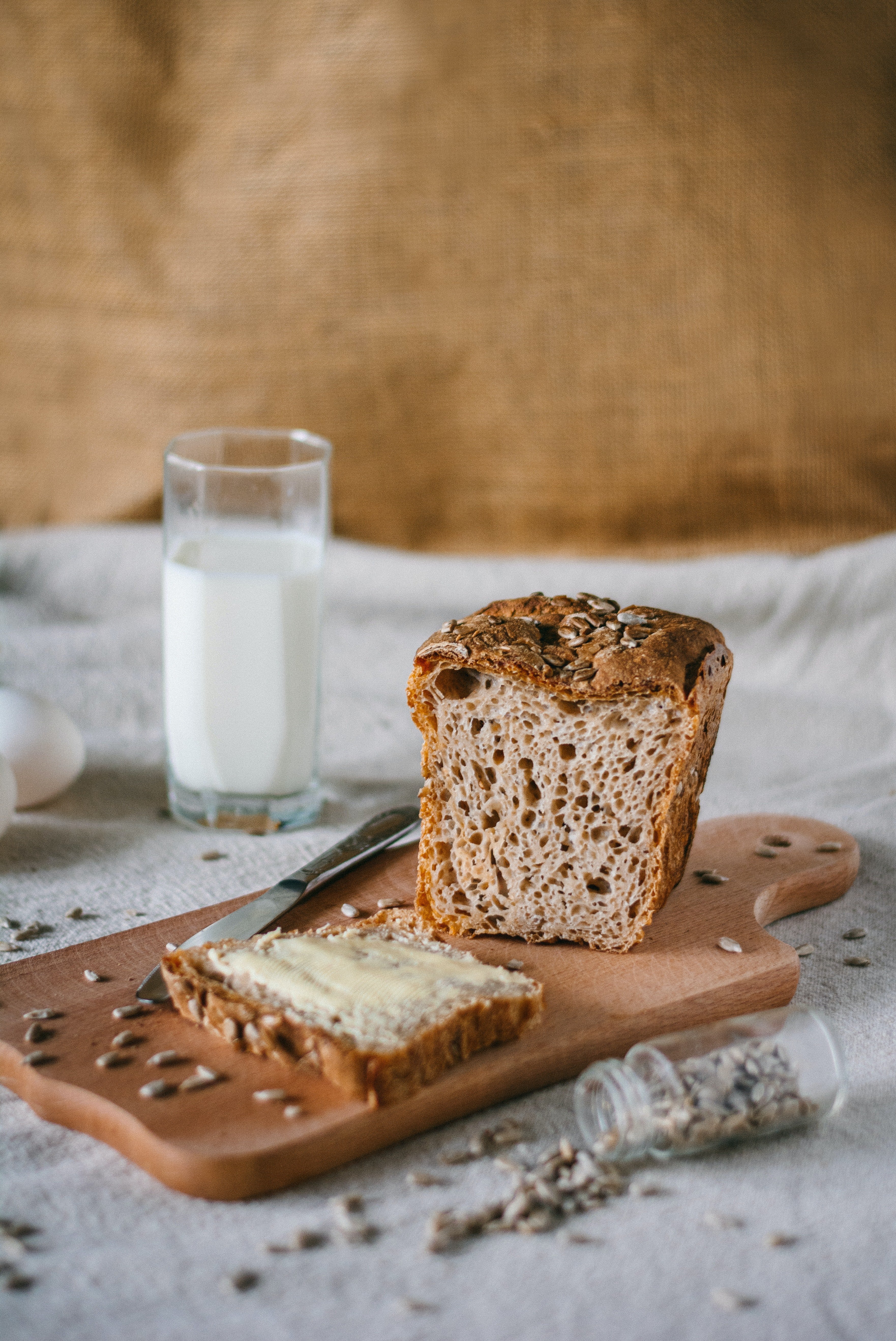 Una rebanada de pan con mantequilla sobre una tabla. | Foto: Pexels