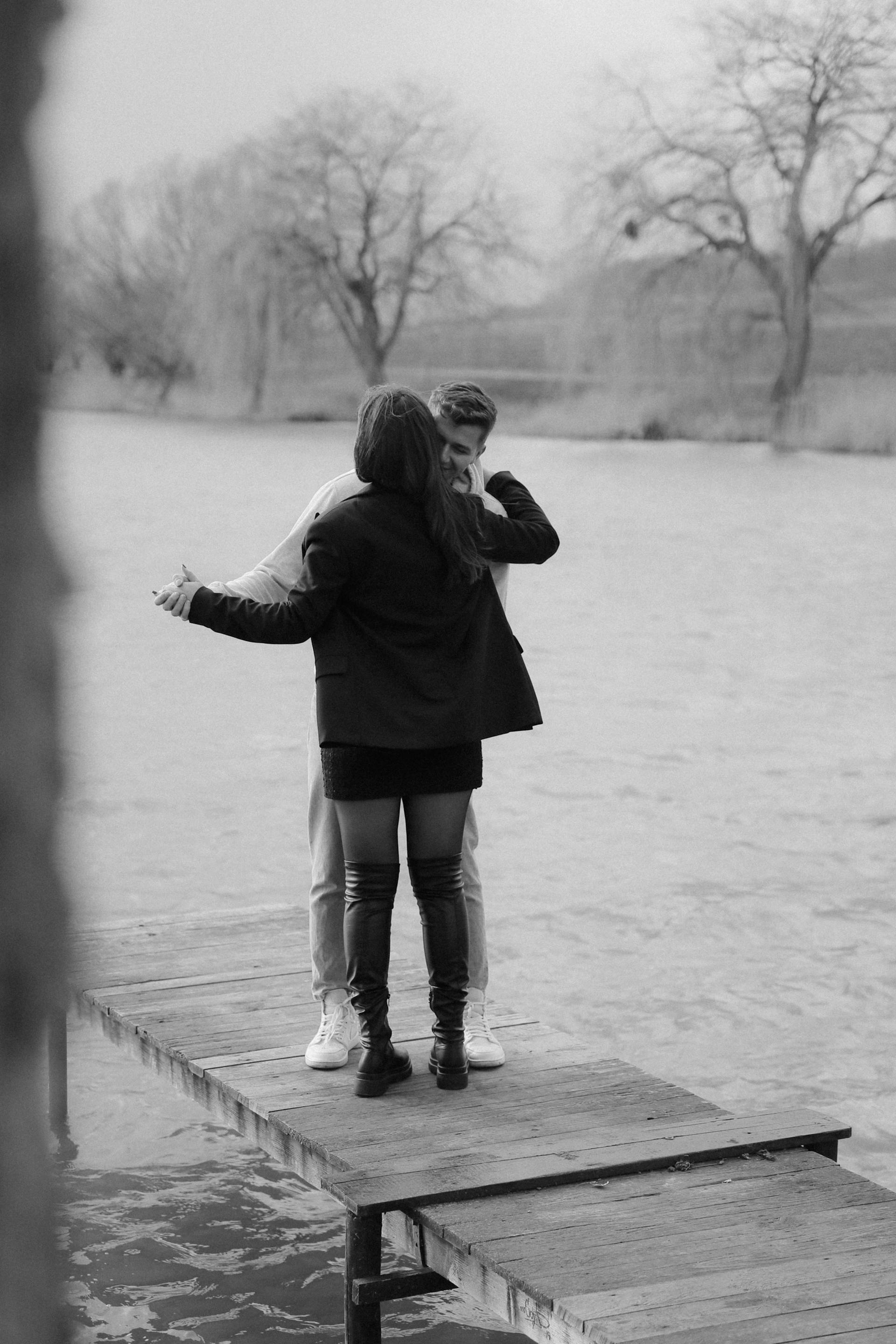 A grayscale photo of a couple dancing on a promenade | Source: Pexels