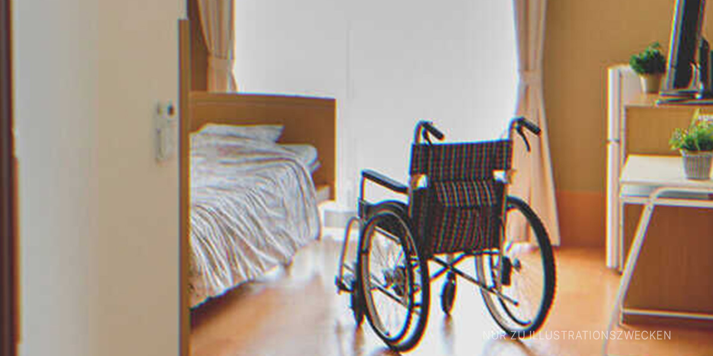 Leerer Rollstuhl in einem Pflegeheim. | Quelle: Shutterstock