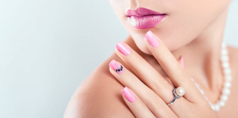 Hermosa mujer con joyas y perlas mostrando su manicura. | Foto: Shutterstock