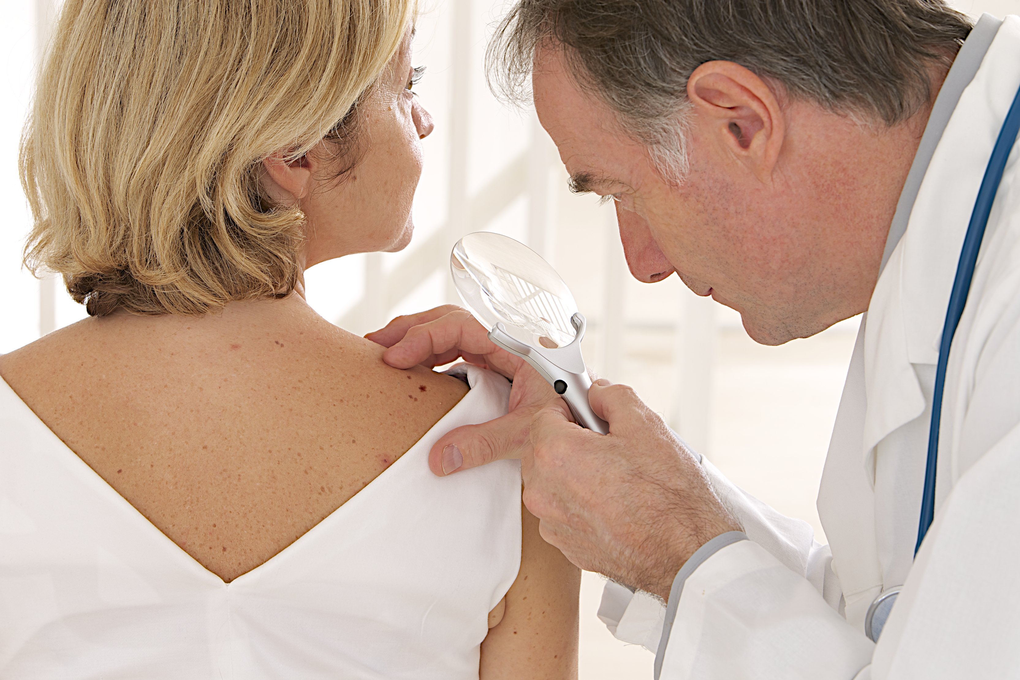 Arzt und Patient auf der Suche nach Hautkrankheiten | Quelle: Shutterstock