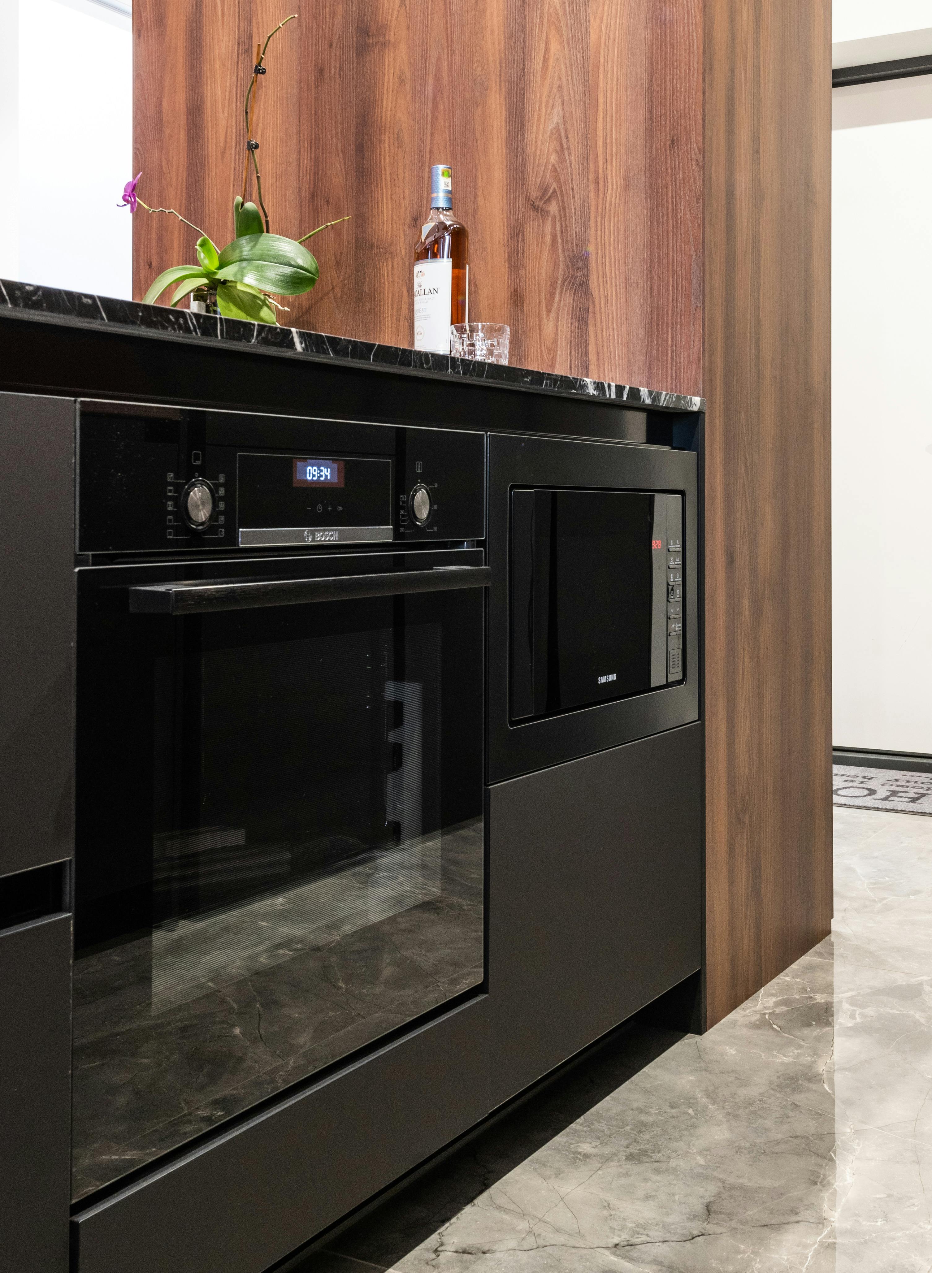 An oven and microwave | Source: Pexels