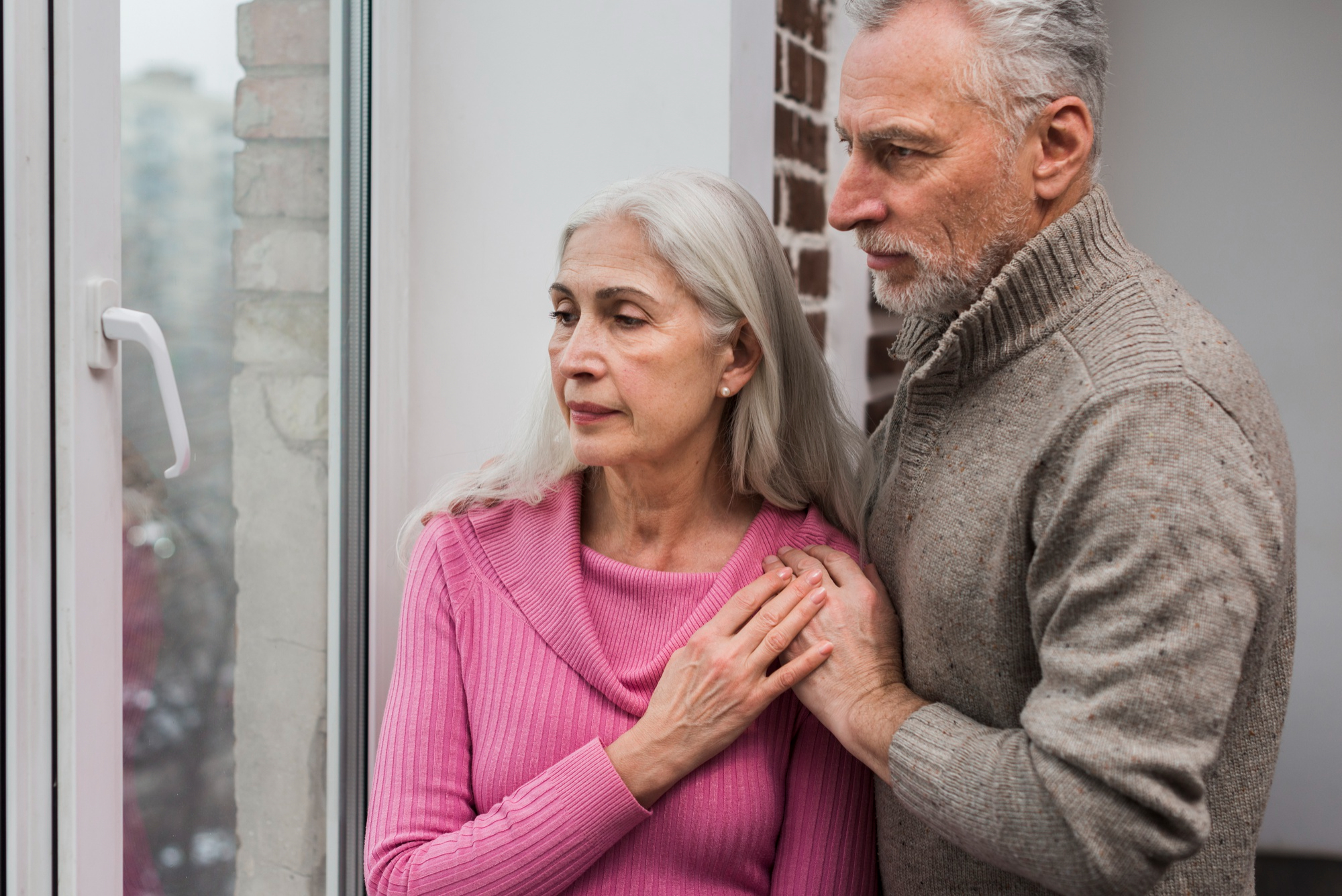 Um casal se abraçando e de pé juntos | Fonte: Freepik