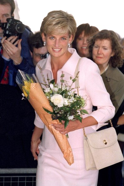 La princesse Diana assiste aux "Gold Awards" au Savoy en 1997 | Photo: Getty Images