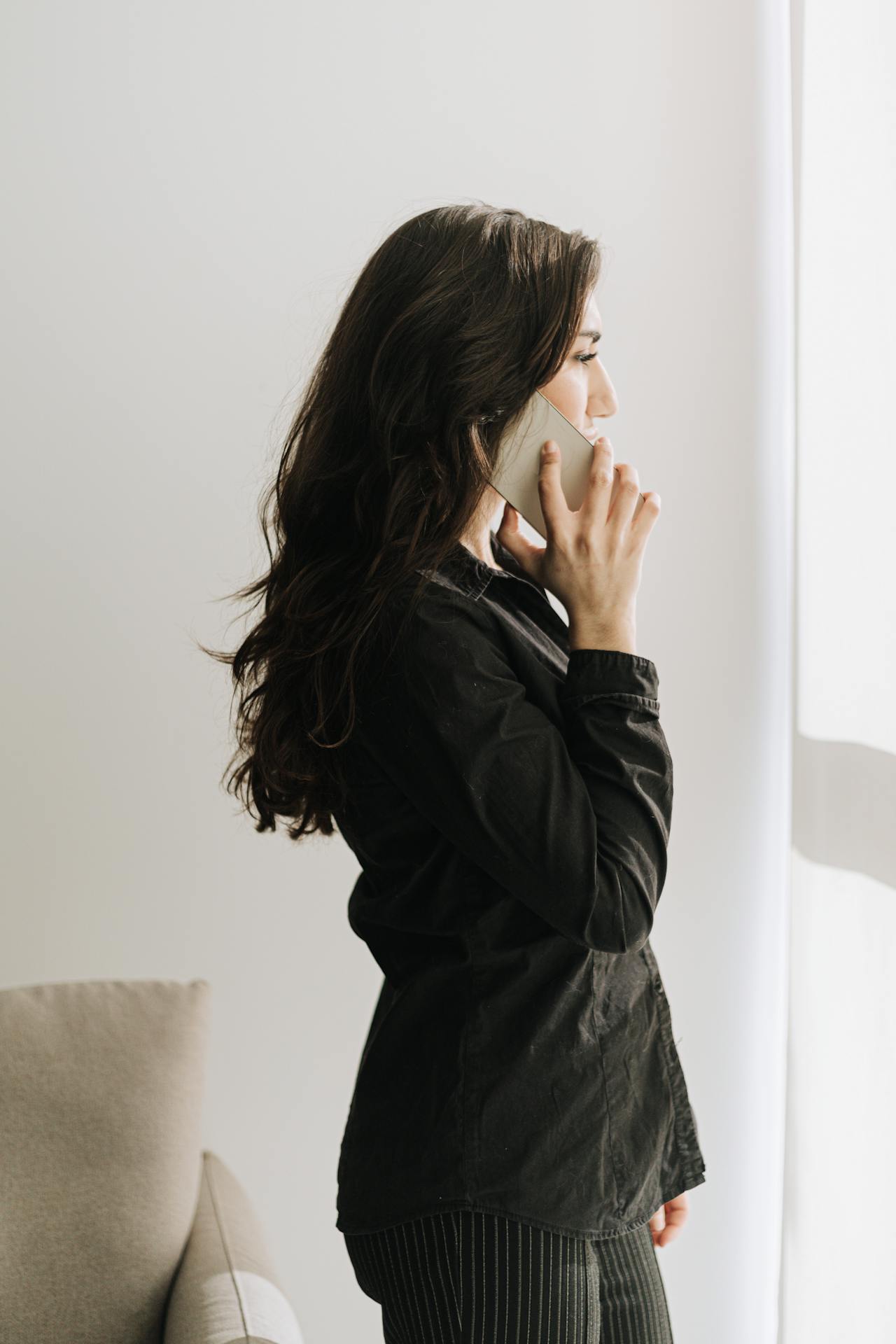 A woman talking on the phone | Source: Pexels