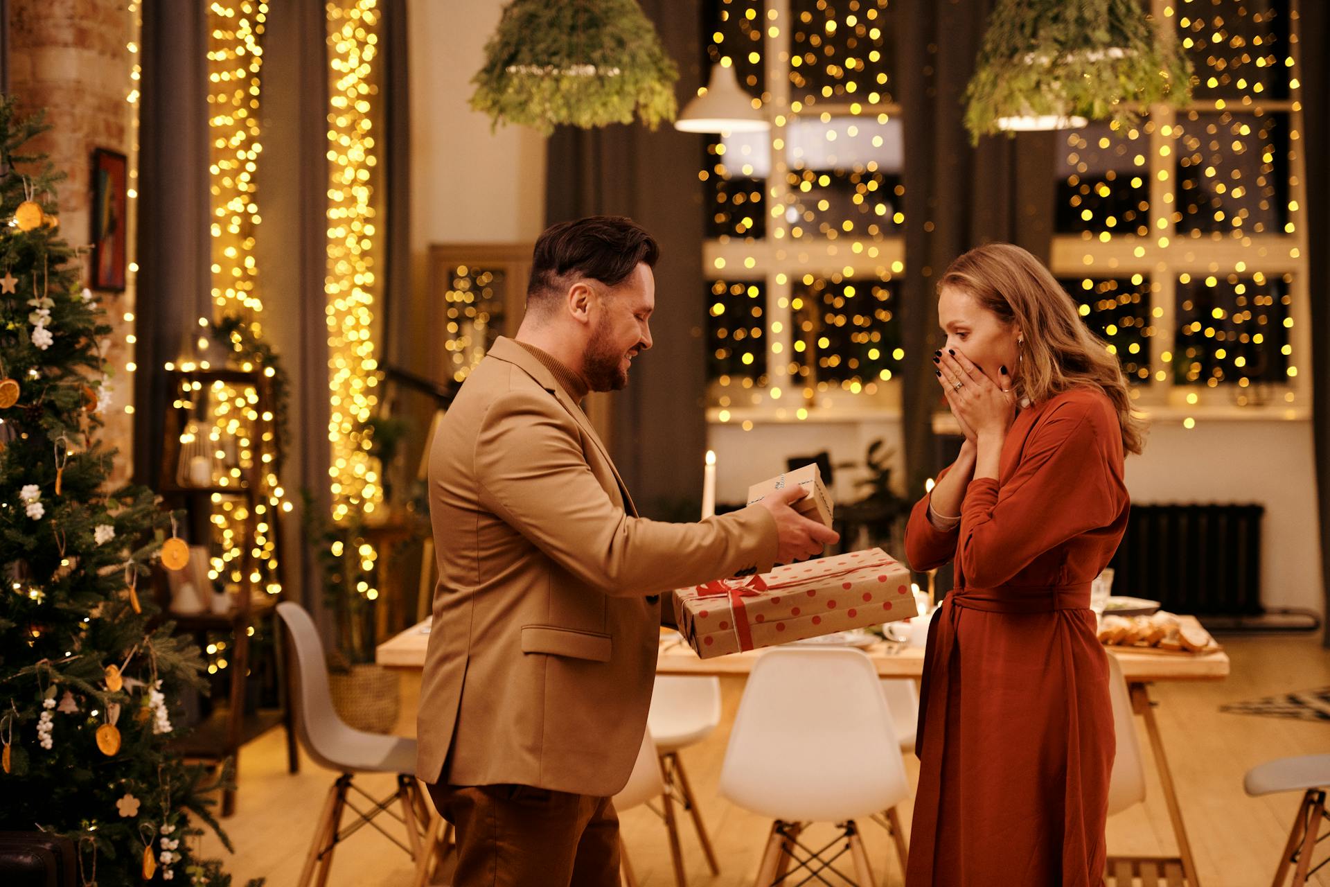 A man giving a Christmas present to his fiancée | Source: Pexels