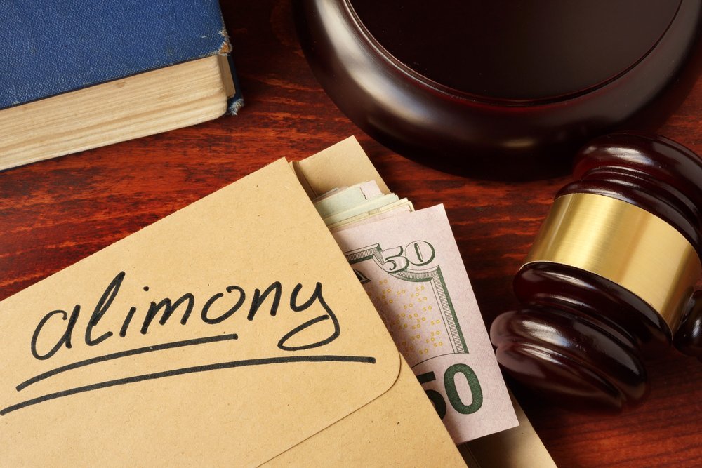 An envelope with the alimony money in it | Shutterstock