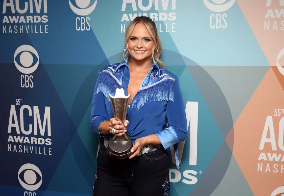 Miranda Lambert posed with the Musical Event of the Year award for “Fooled Around And Fell In Love” at the 55th Academy of Country Music Awards at the Bluebird Cafe on September 16, 2020 | Photo: Getty Images