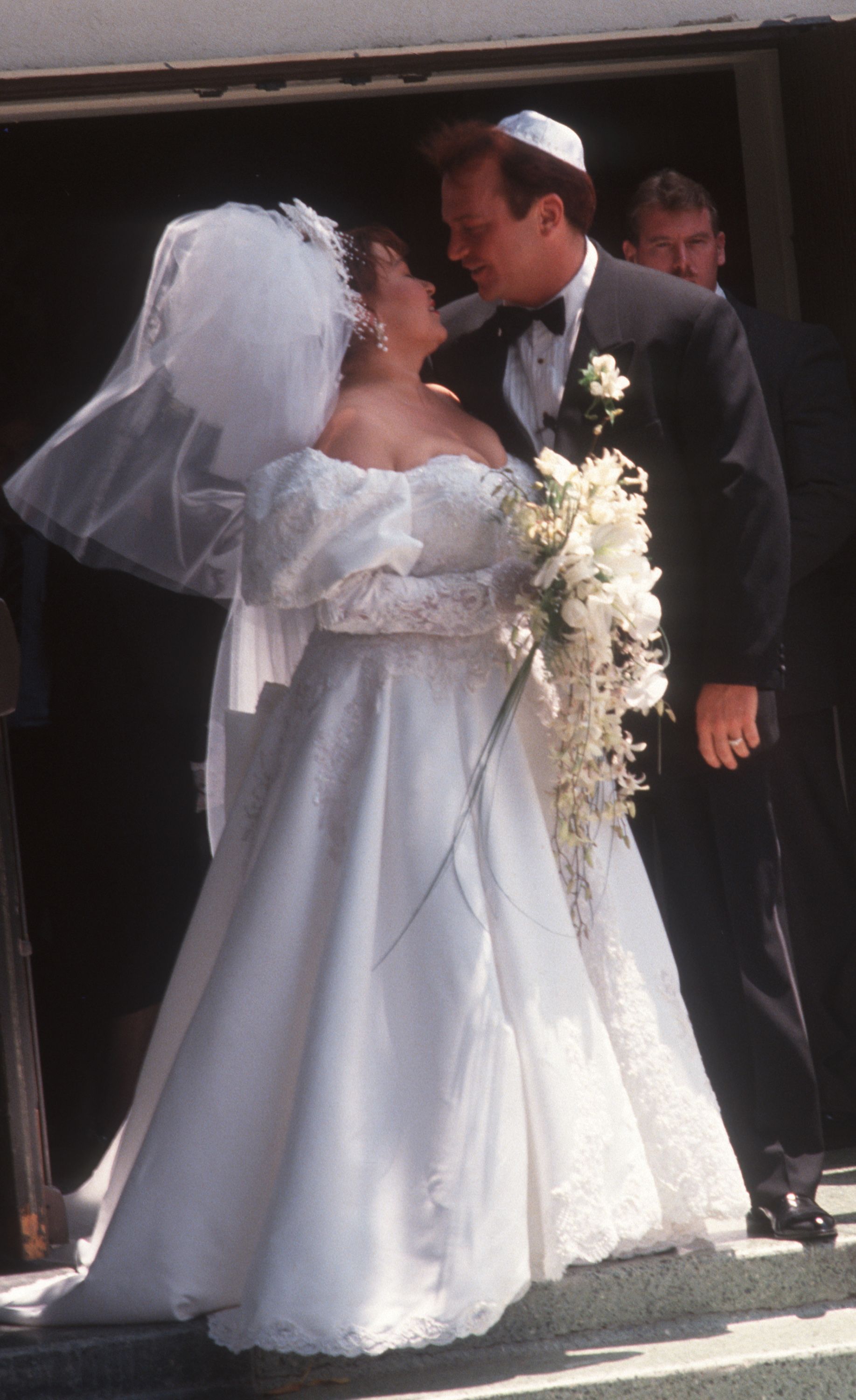 Roseanne Barr and Tom Arnold during their wedding in an image uploaded on June 23, 1991, at University's Synagogue in Los Angeles, California | Photo: Ron Galella, Ltd./Ron Galella Collection/Getty Images