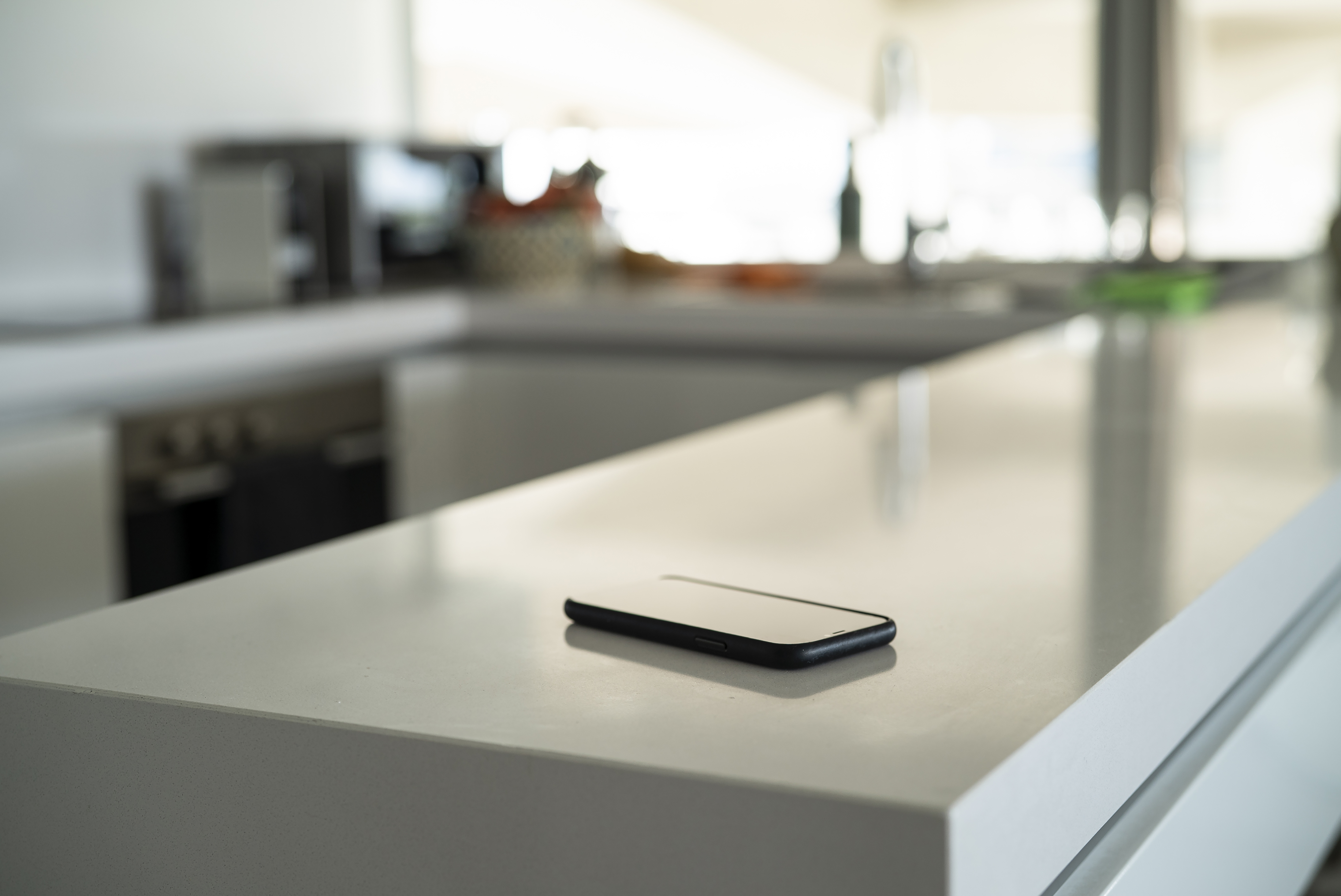 A smart phone on the kitchen counter | Source: Getty Images
