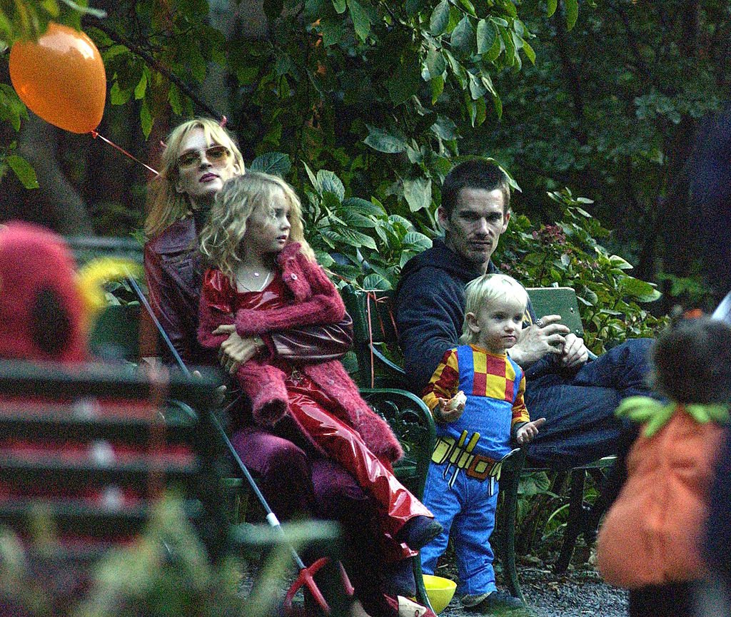 Ethan Hawk visits Uma Thurman and his kids for Halloween October 31, 2003 | Photo: Getty Images