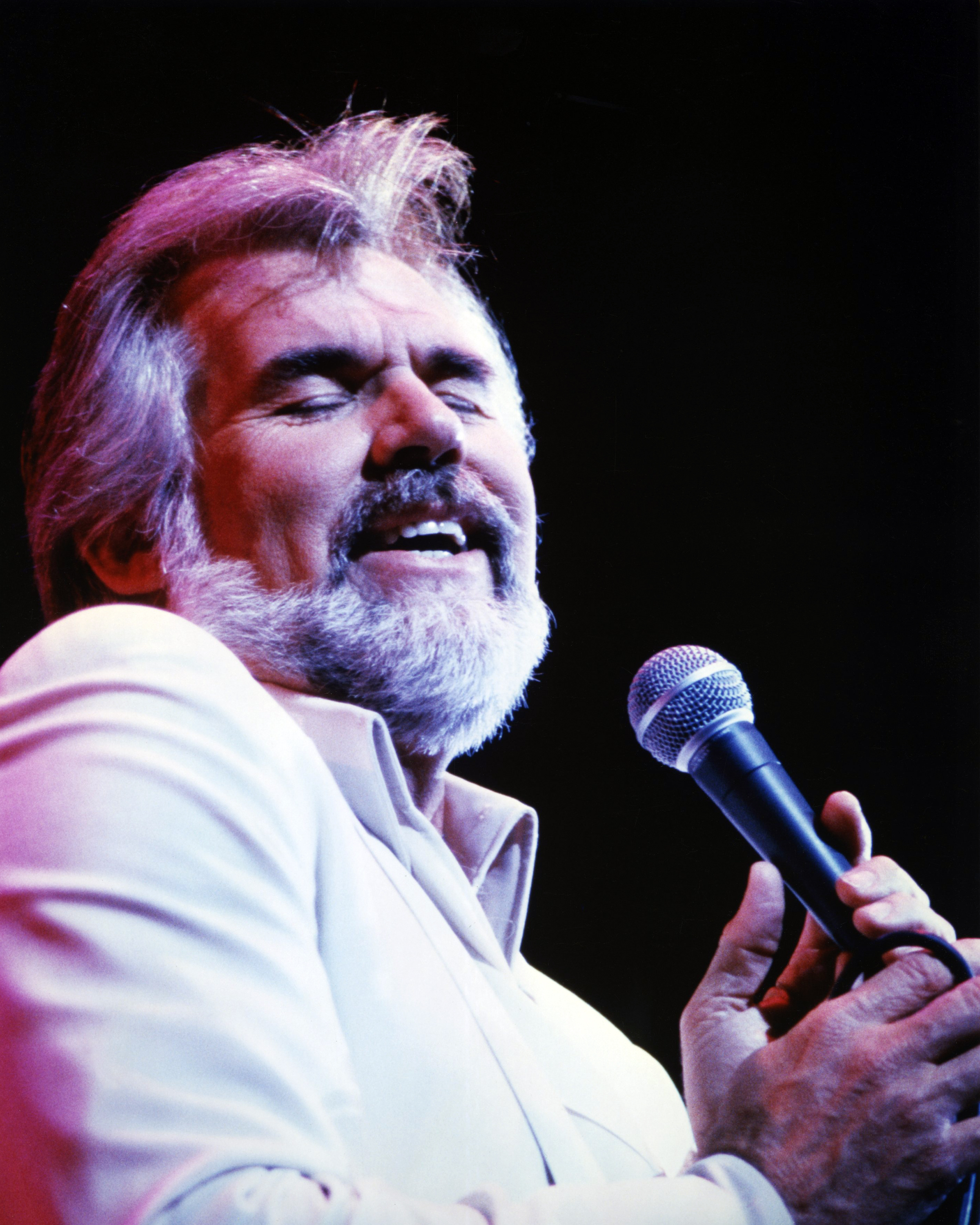 Kenny Rogers performing at an event in 1980 | Source: Getty Images