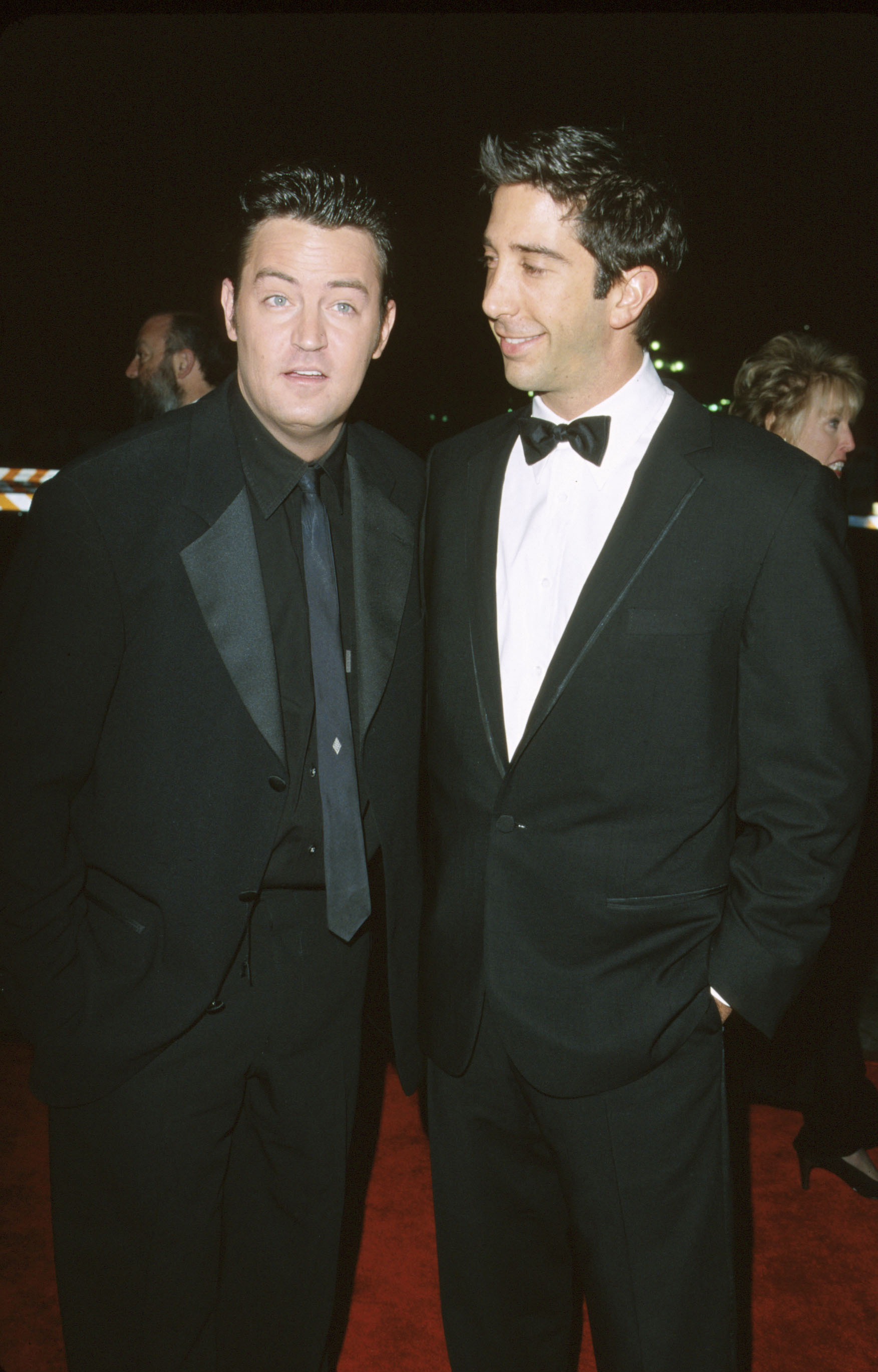 Matthew Perry and David Schwimmer at the 26th Annual People's Choice Award in Pasadena, California in 2000 | Source: Getty Images