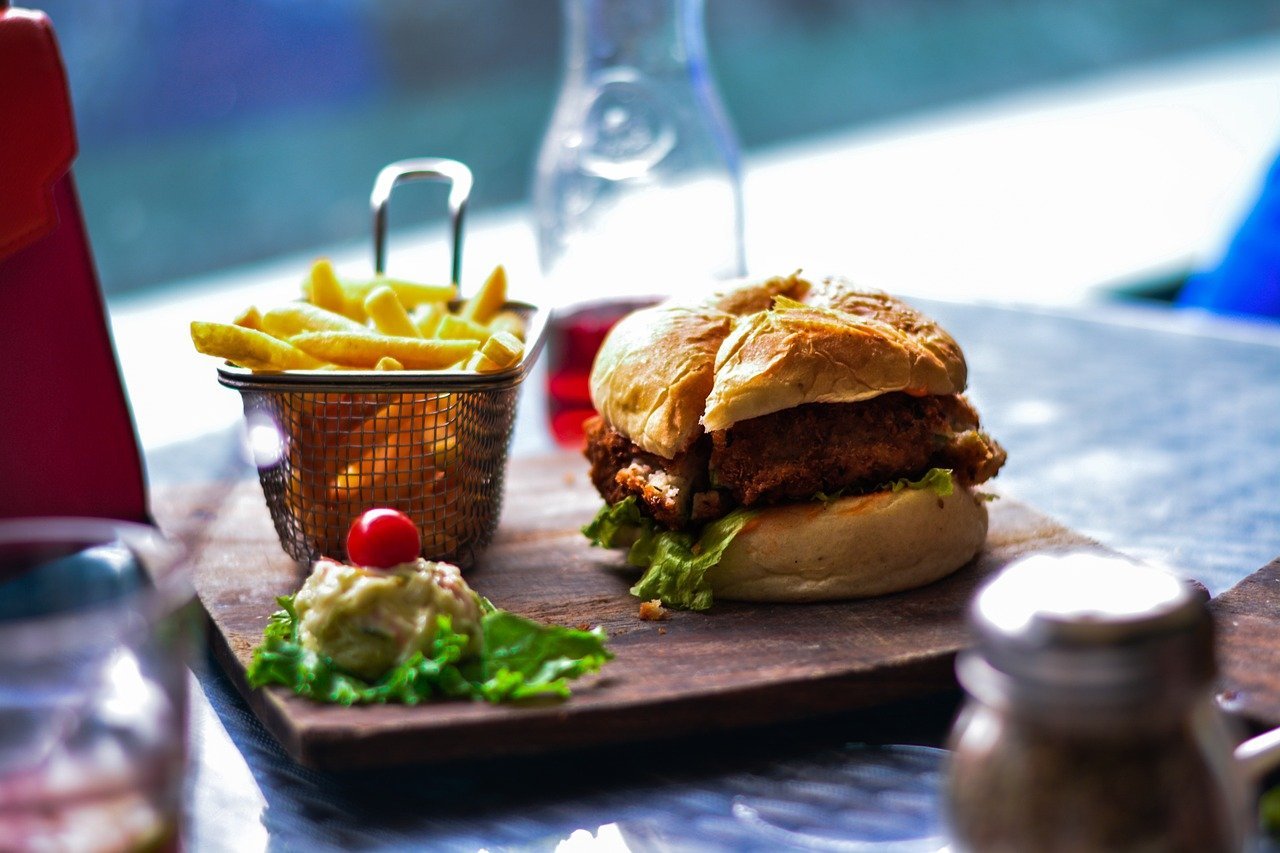 A hamburger meal with fries | Photo: Pixabay/Free-Photos