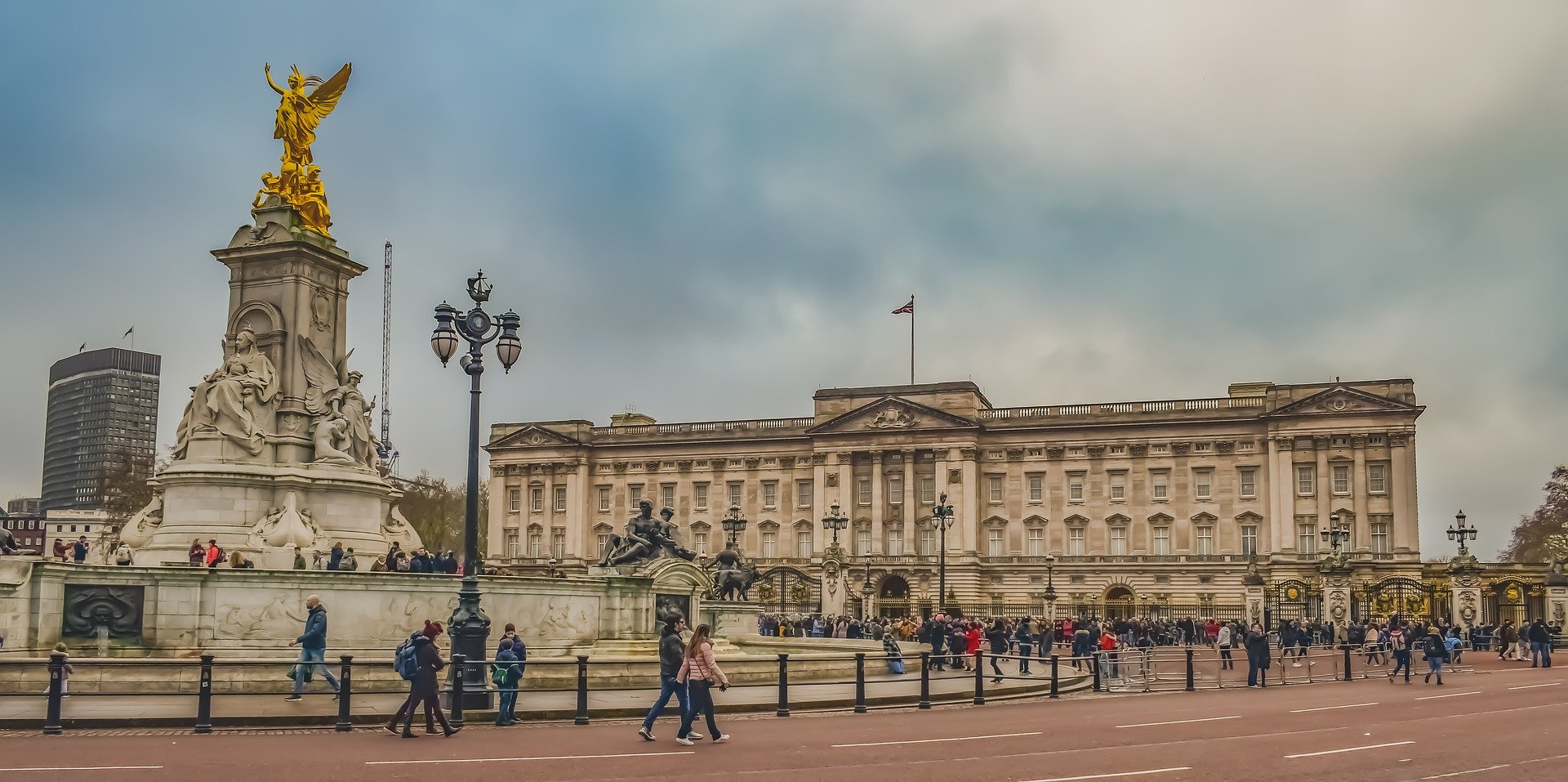 The Queen wondered if anything could be more grand than Buckingham Palace. | Photo: Pixabay/Dimitris Vetsikas 